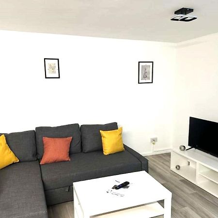 Stylish Apartment At Carlton Grove Londra Exterior foto