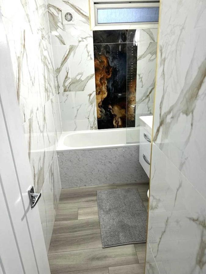 Stylish Apartment At Carlton Grove Londra Exterior foto
